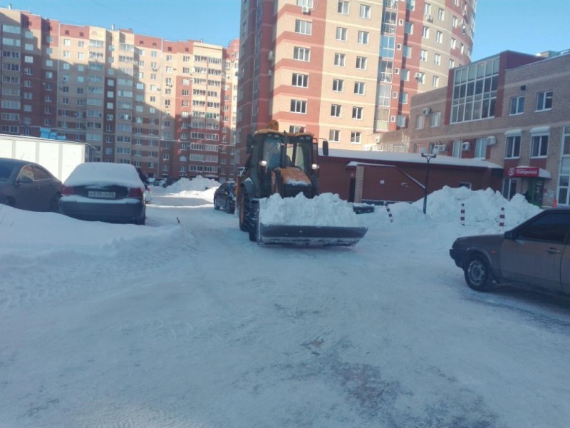 В Оренбурге продолжают бороться со снегом